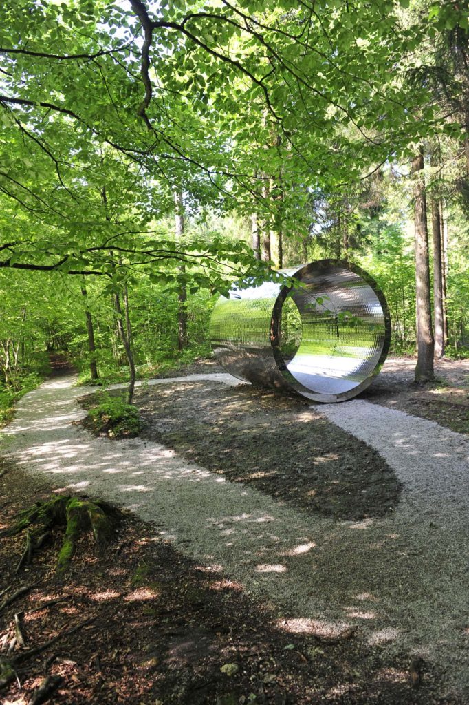 tvb-hallein-duerrnberg-erleben-kultur-skulpturenpark-leube-metallrohr-hochglanz-wald